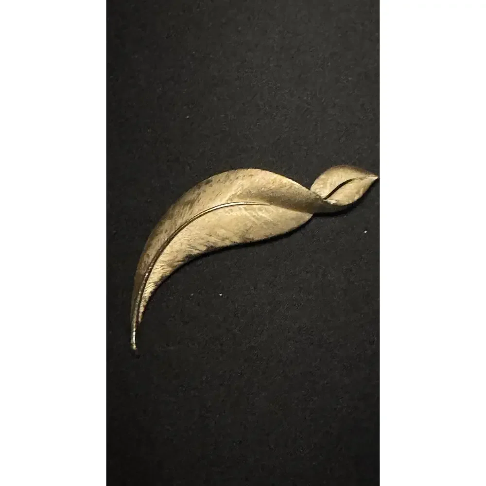 Vintage Crown Trifari Gold Tone Leaf Brooch